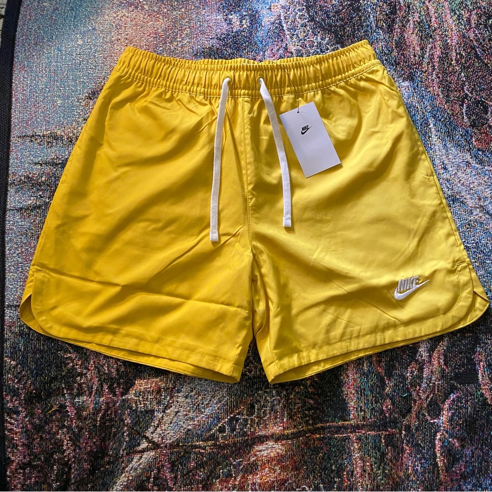 Nike Men Sportswear Essentials Woven Lined Flow Shorts Yellow Large